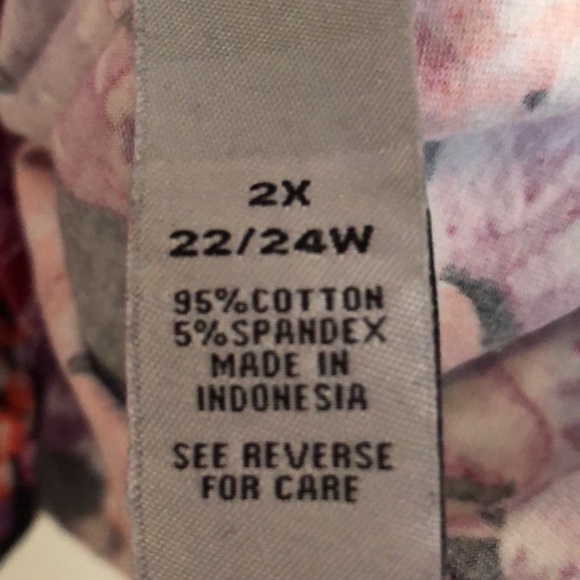 Women’s Plus 2X flowery top - Picture 4 of 4